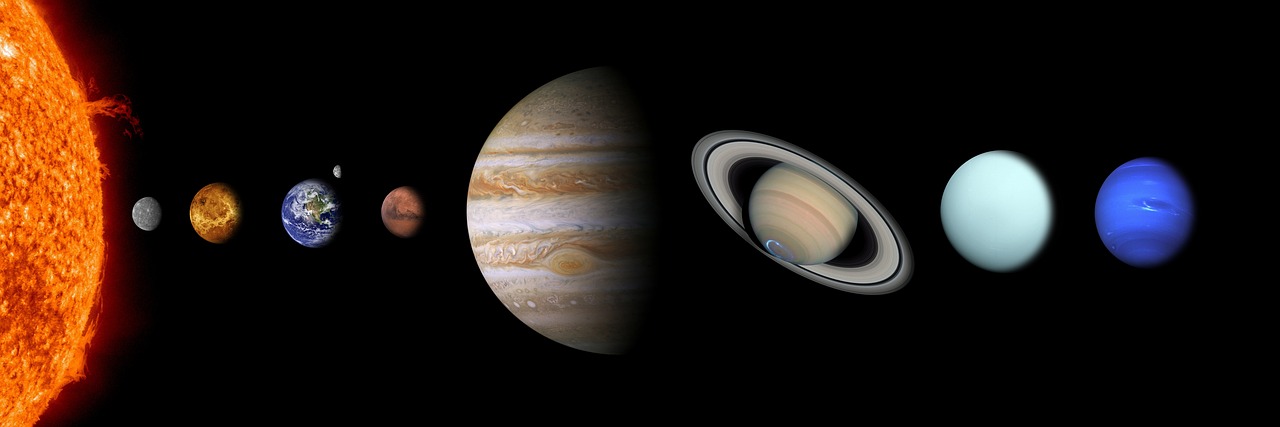 Illustratief beeld van een ruimtesonde op weg naar Jupiter
