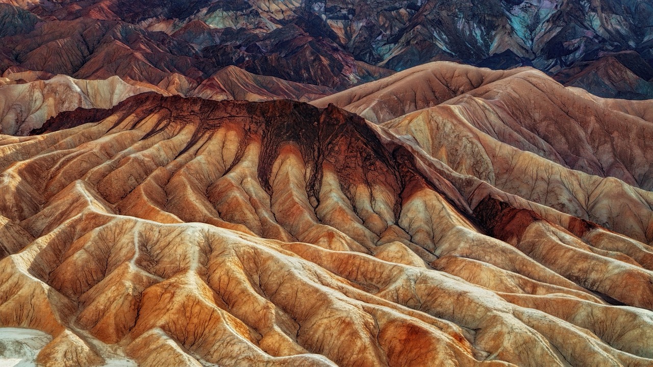 Illustratief beeld van een droog landschap en water