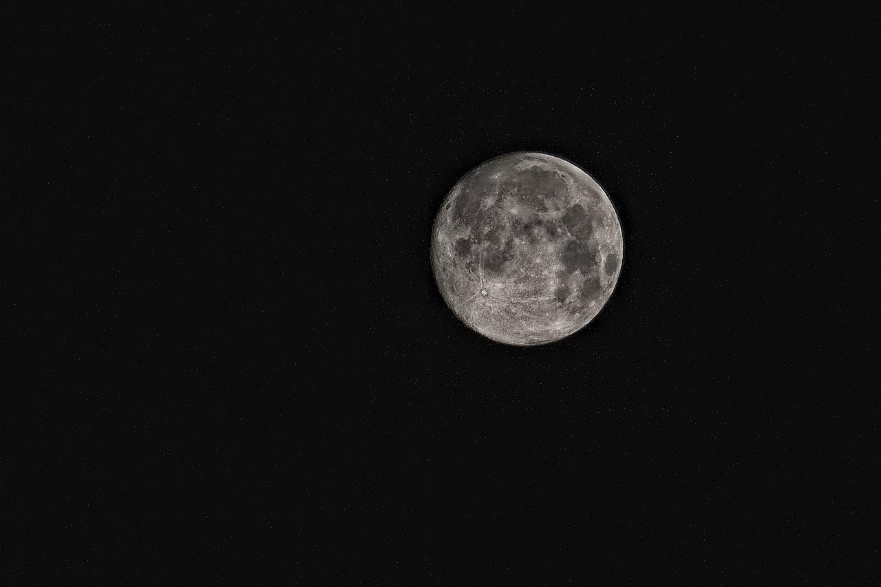 Illustratief beeld van een kleine satelliet in een baan om de aarde