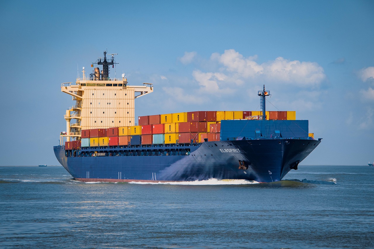 Containerschip op zee; illustratief beeld