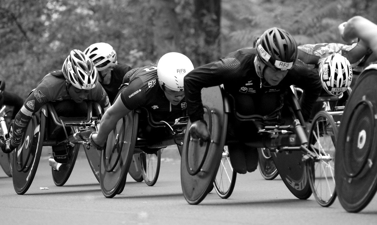 Een deelnemer aan een sportevenement in een rolstoel; illustratief beeld
