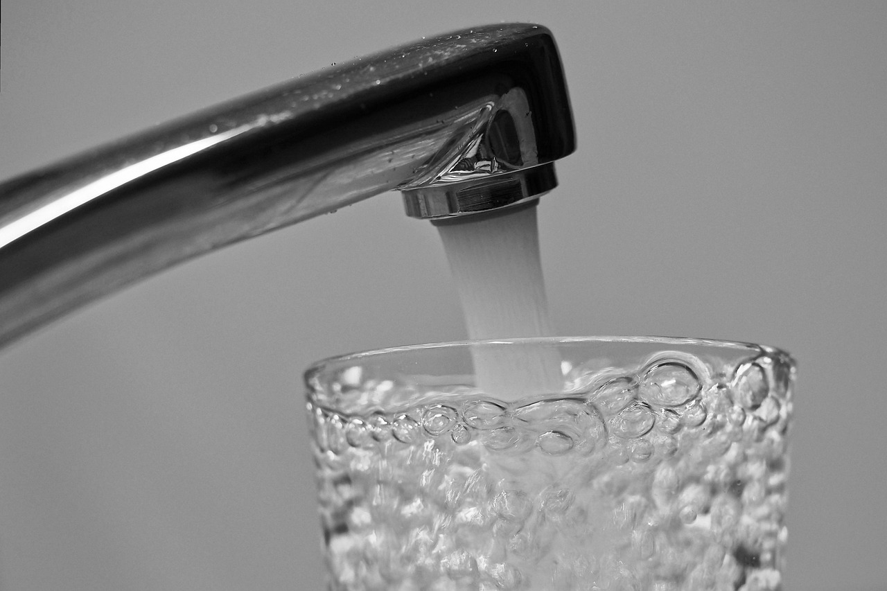 Stromend water uit een kraan; illustratief beeld