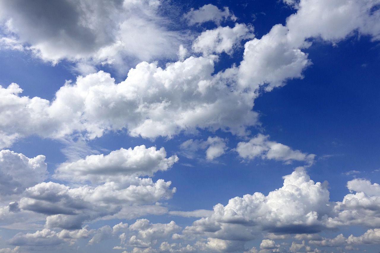 Wolken aan de hemel; illustratief beeld
