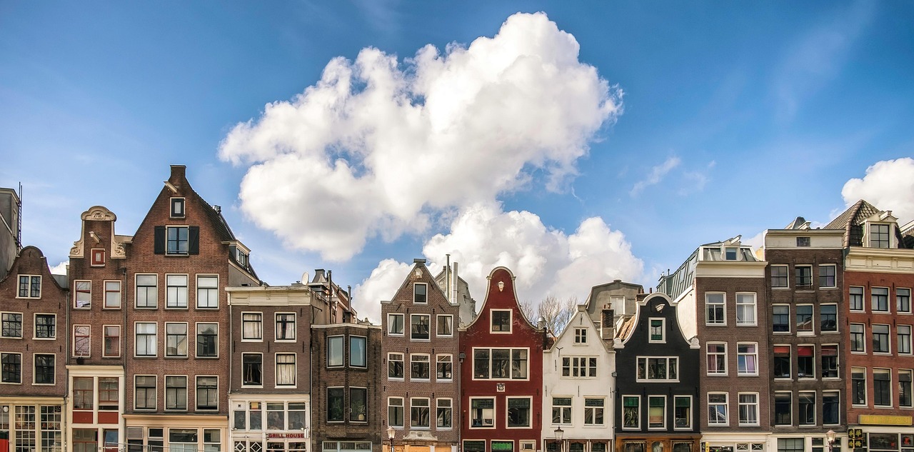 Woningen in Amsterdam; illustratief kleurenbeeld, niet een van de vier woningbouwgebieden.