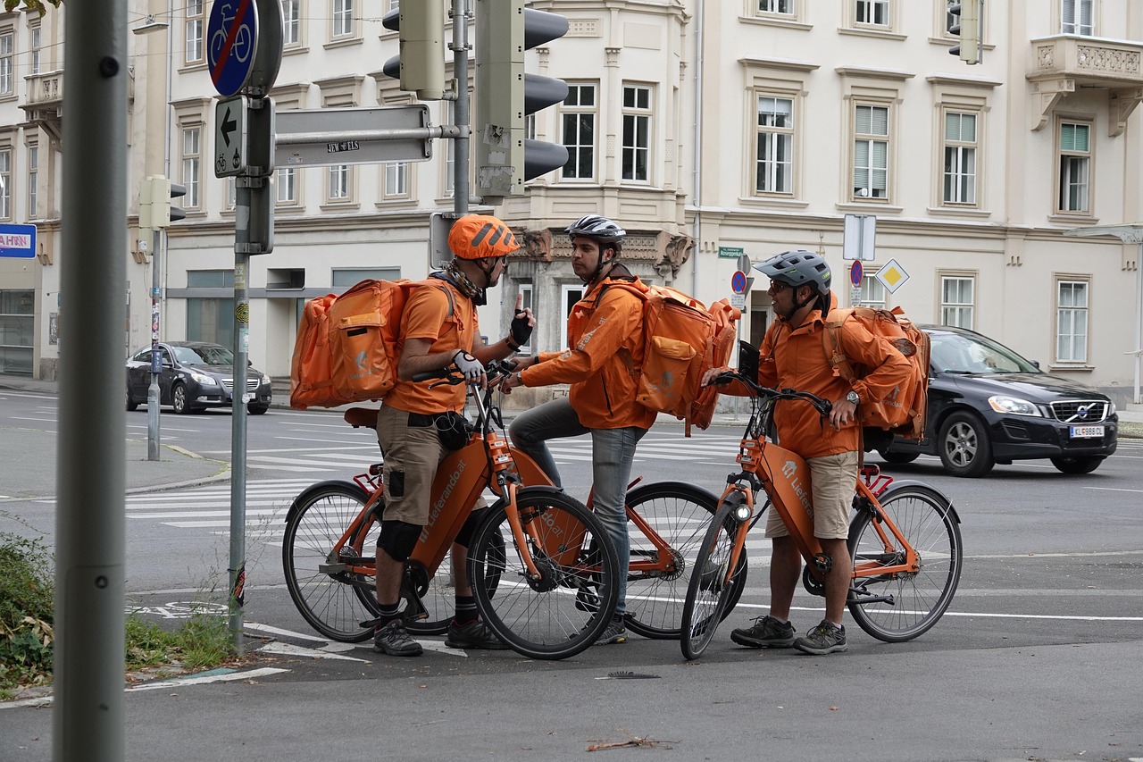 Fietskoerier op straat, illustratief beeld; geen medewerker van PostNL.