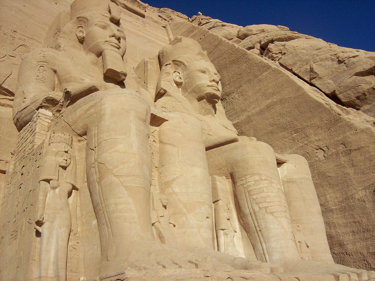 Bestaande Ramsesbeelden bij Abu Simbel, illustratief beeld; niet de nieuwe vondst.