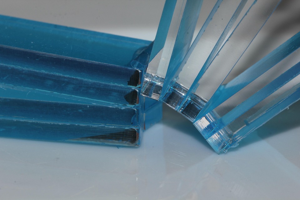 Detail van doorzichtige blauwe acrylglasplaten, illustratief beeld; niet het materiaal uit de ETH-studie.