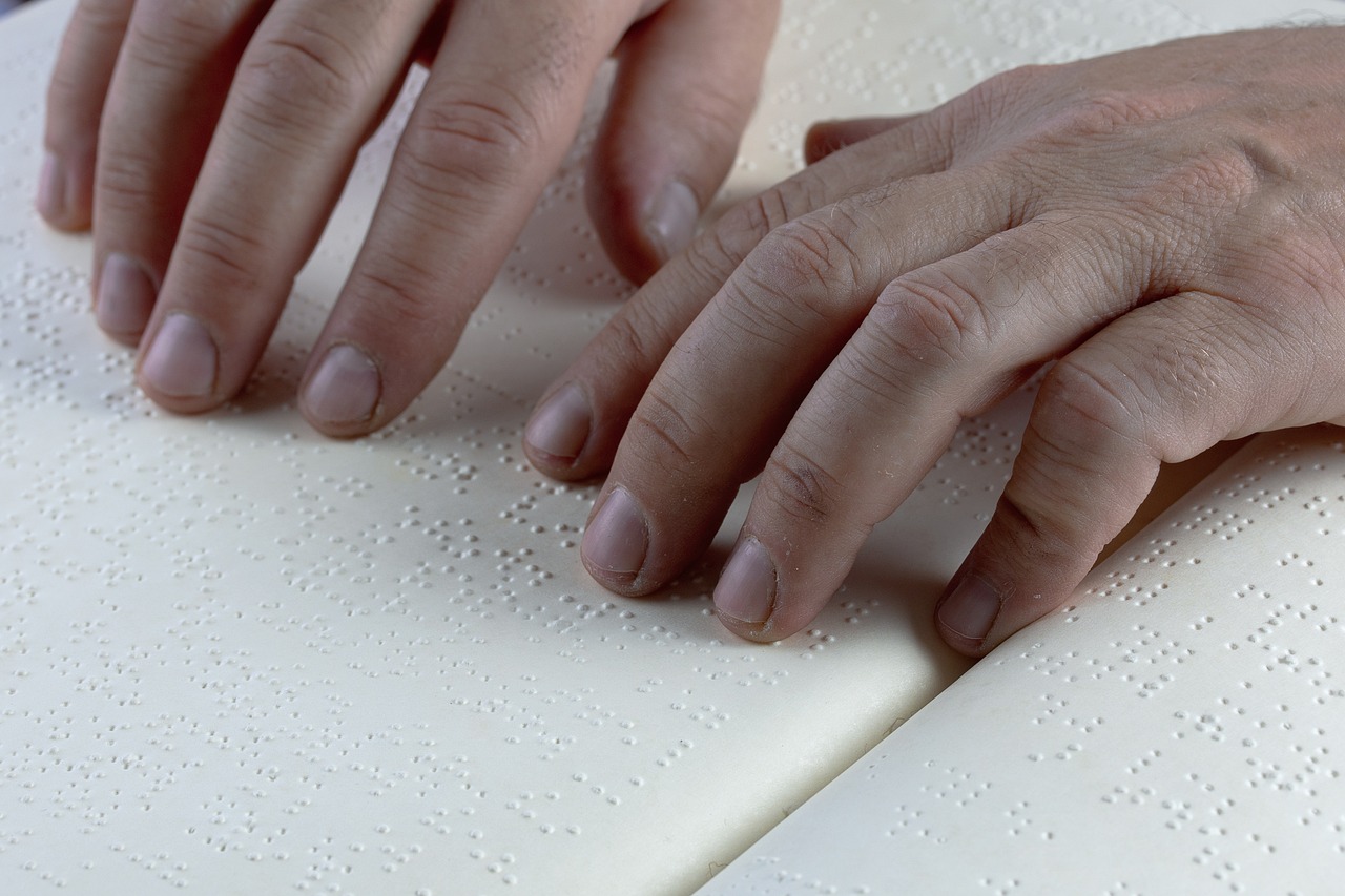Handen lezen brailleschrift, illustratief beeld; niet een van de genoemde uitvindingen.