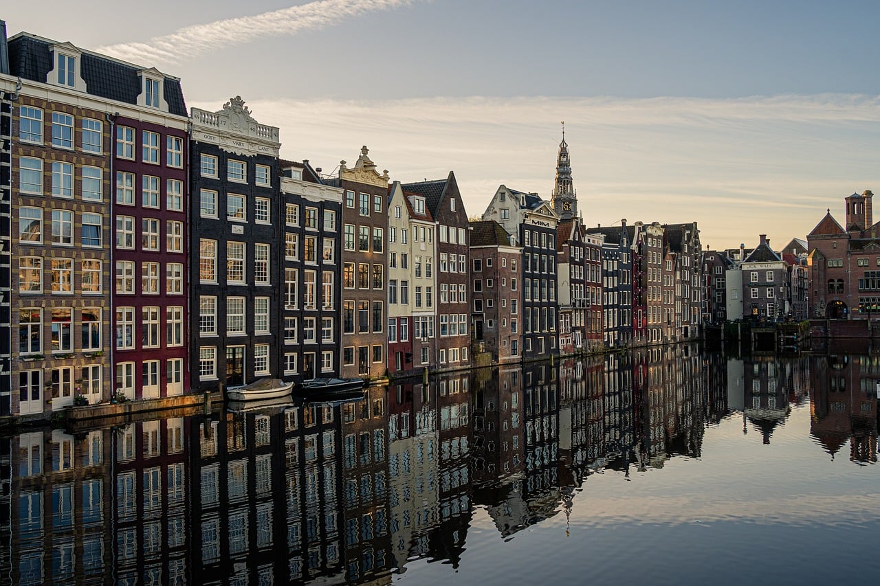 Historische Amsterdamse grachtenpanden, illustratief beeld; niet het pand uit het bericht.