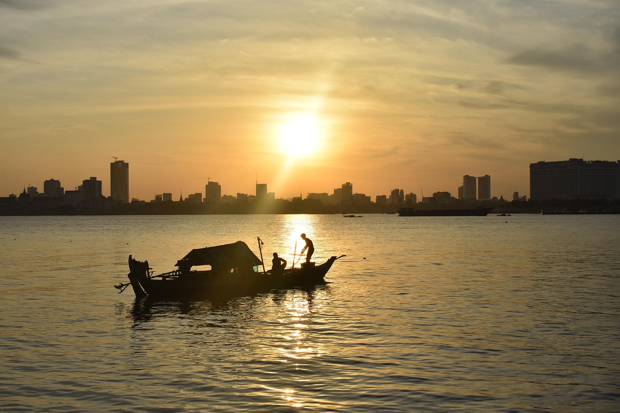 De Mekong bij Phnom Penh, illustratief landschapsbeeld; hier zijn geen rivierdolfijnen zichtbaar.
