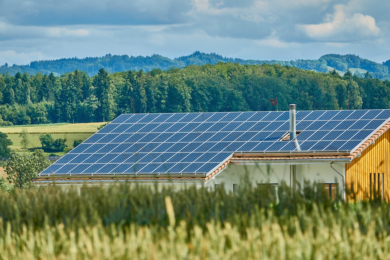 Zonnepanelen op het dak van een huis, illustratief beeld; niet de voorzieningen op Atauro.