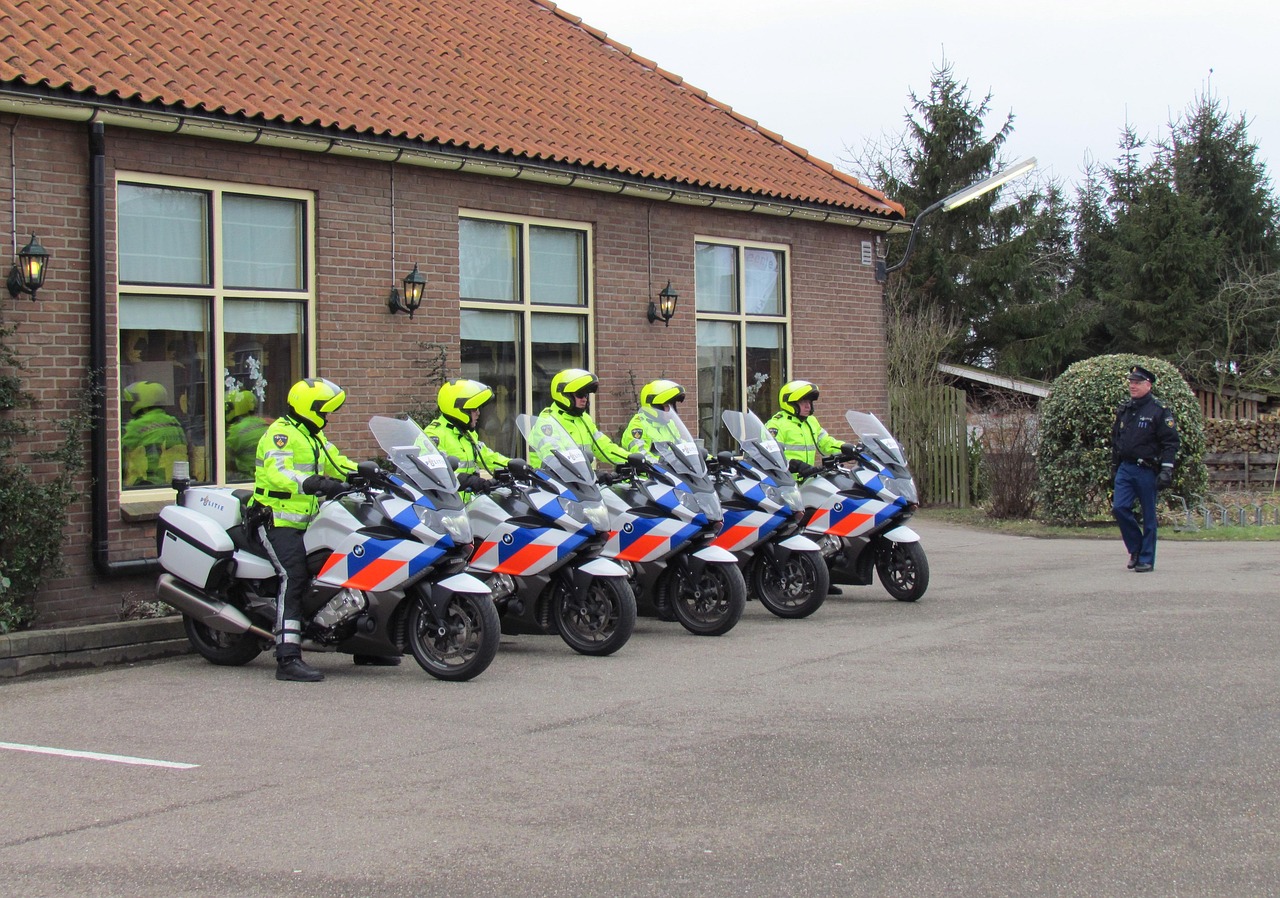 Nederlandse politieagenten met politiemotoren. Illustratief archiefbeeld; geen opname bij een misdrijf en geen verklaring voor de daling.