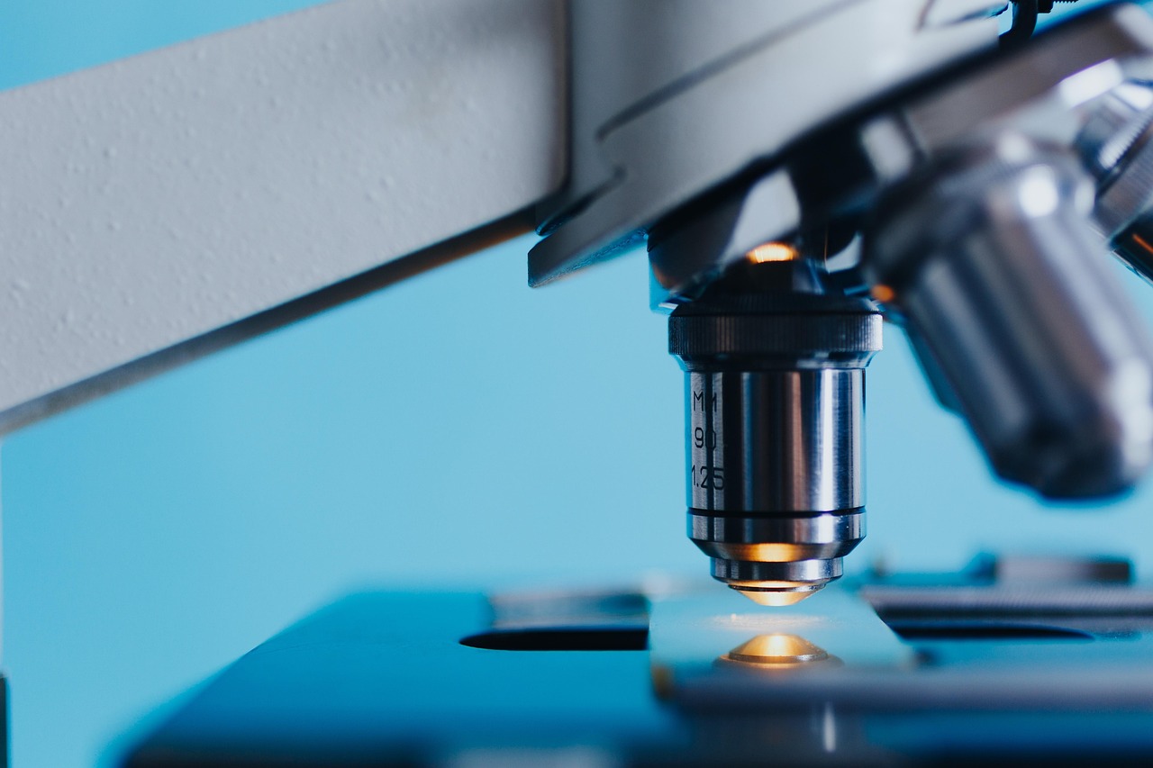 Microscoop in een laboratorium; illustratief beeld, niet het onderzochte vaccin.