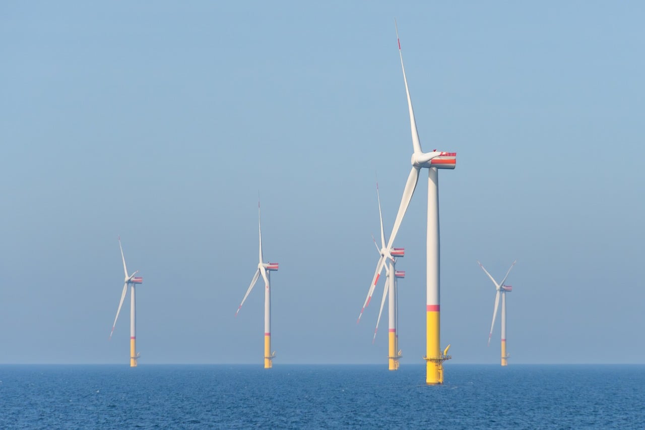 Windturbines op zee; illustratief beeld, niet een registratie van de genoemde stopmomenten.